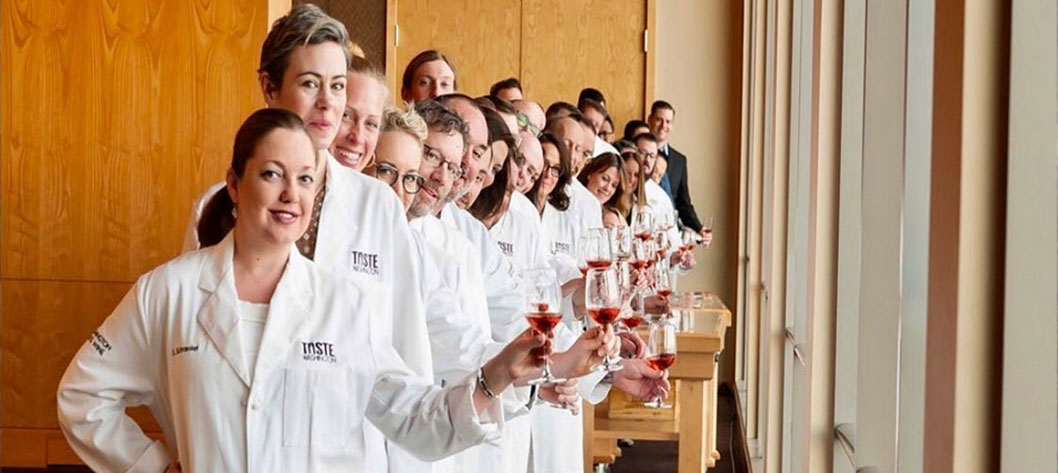 アメリカ北西部のソムリエたちが、400人のセミナー参加者にサービスを提供した後、ワシントン・ワインを味わってでいる様子